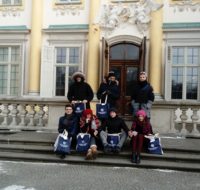 Crème de la crème młoych historykow przed pałacem w Wilanowie